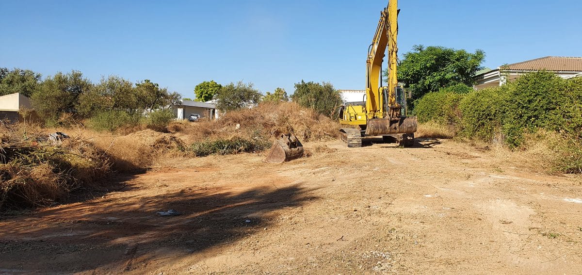 Imágenes del desbrozamiento para el inicio de las obras en el IES Lauretum.