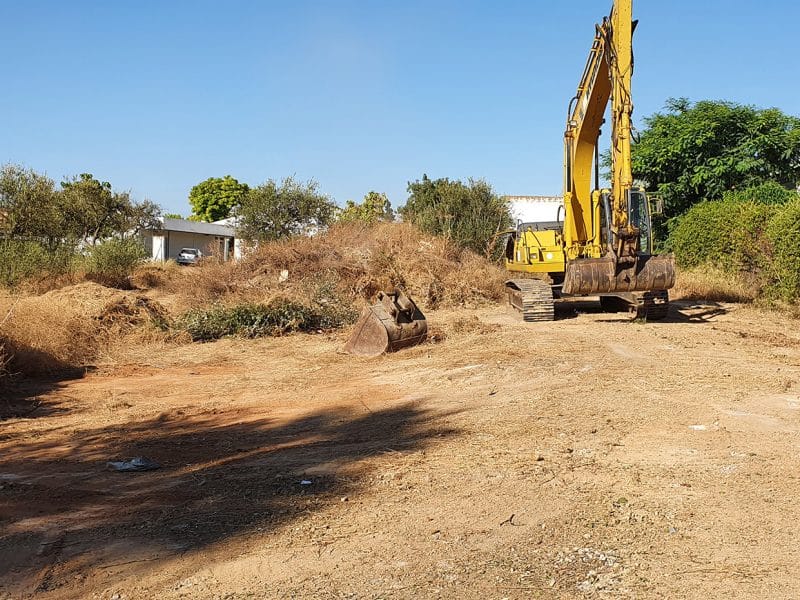 Imágenes del desbrozamiento para el inicio de las obras en el IES Lauretum.