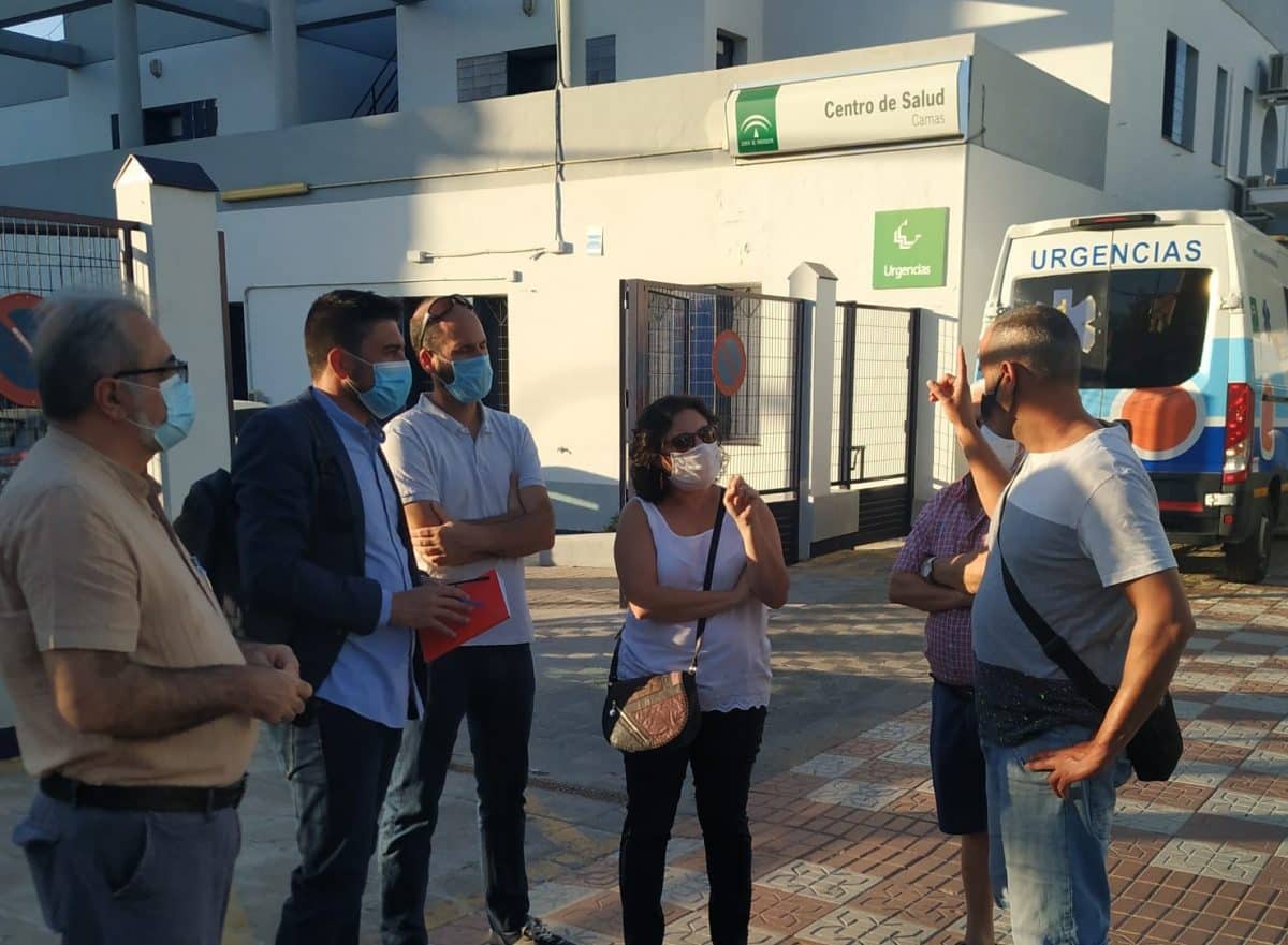 El diputado de Adelante Andalucía, Ismael Sánchez, junto al centro de salud de Camas.