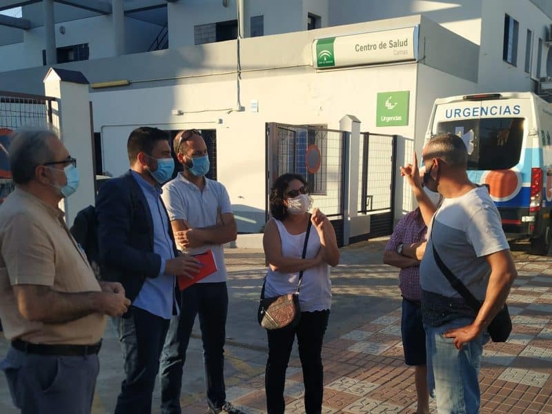 El diputado de Adelante Andalucía, Ismael Sánchez, junto al centro de salud de Camas.