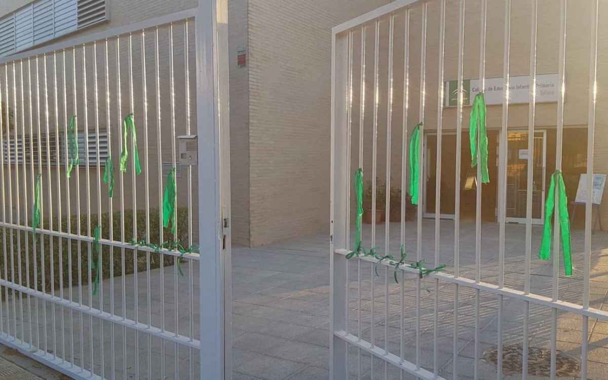 Lazos verdes en la puerta de CEIP Talhara de Benacazón como protesta por una vuelta al cole sin garantías.