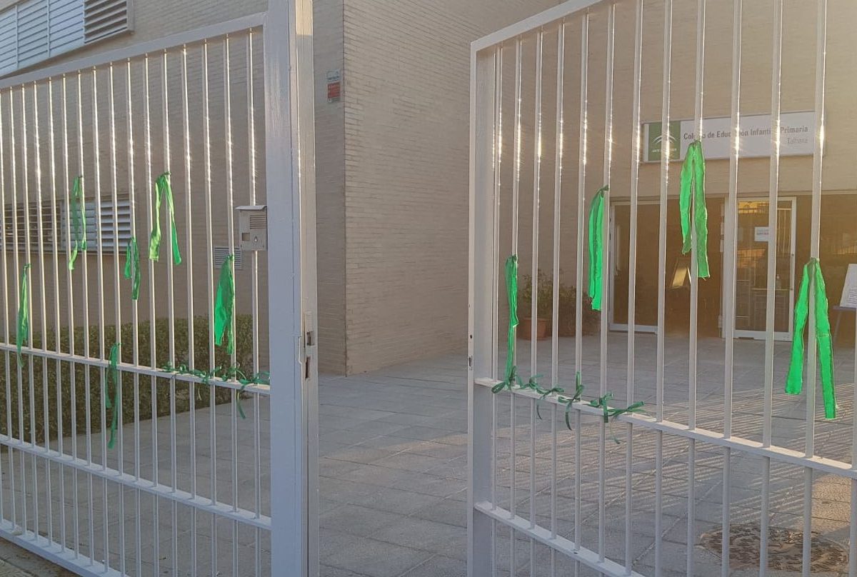 Lazos verdes en la puerta de CEIP Talhara de Benacazón como protesta por una vuelta al cole sin garantías.