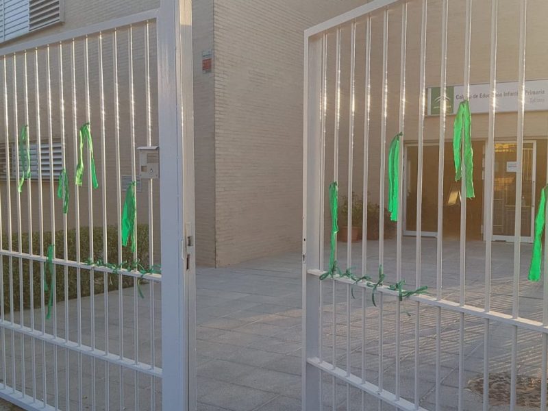 Lazos verdes en la puerta de CEIP Talhara de Benacazón como protesta por una vuelta al cole sin garantías.