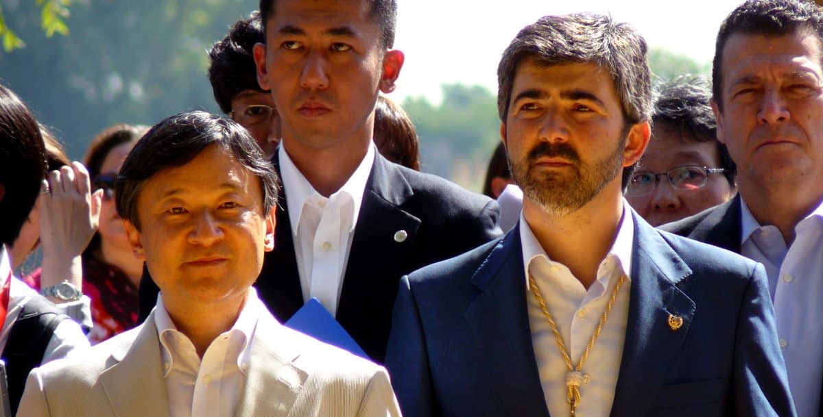 Modesto González junto al Príncipe Naruhito de Japón junto a la ribera del Guadalquivir.
