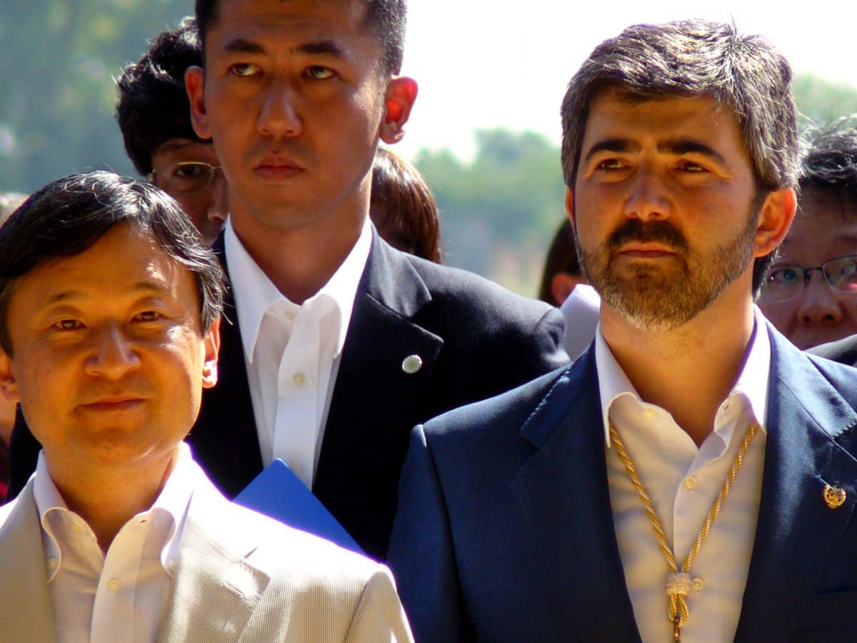 Modesto González junto al Príncipe Naruhito de Japón junto a la ribera del Guadalquivir.