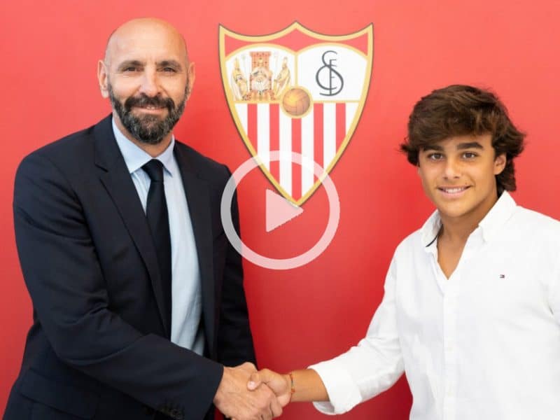 Carlos Álvarez y Mochi estrechan la mano en la reciente renovación del sanluqueño.
