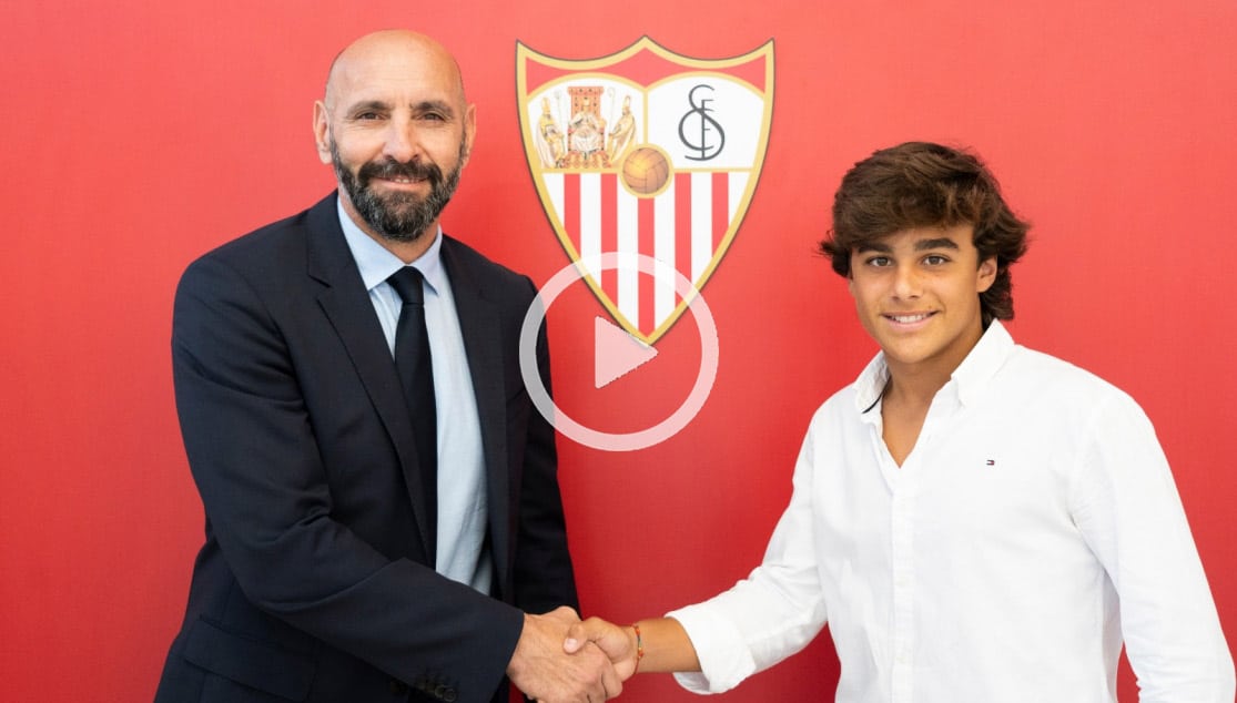 Carlos Álvarez y Mochi estrechan la mano en la reciente renovación del sanluqueño.