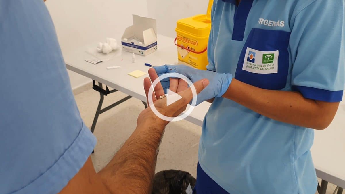 Un profesor de Bormujos se realiza un test rápido de coronavirus.