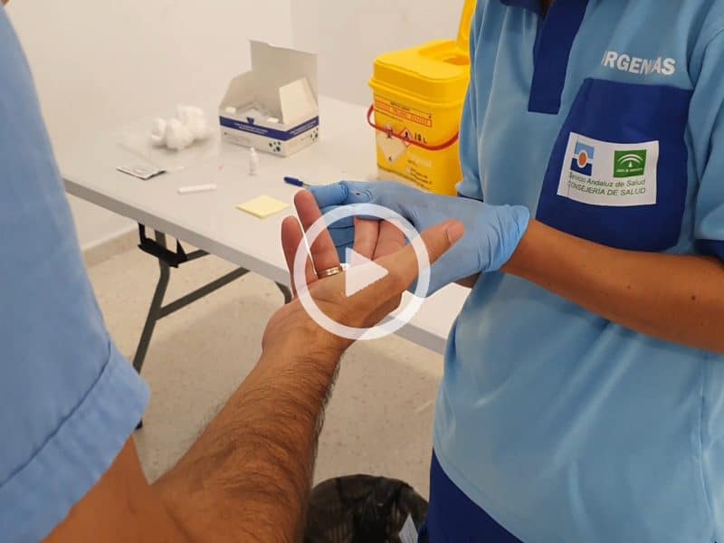 Un profesor de Bormujos se realiza un test rápido de coronavirus.
