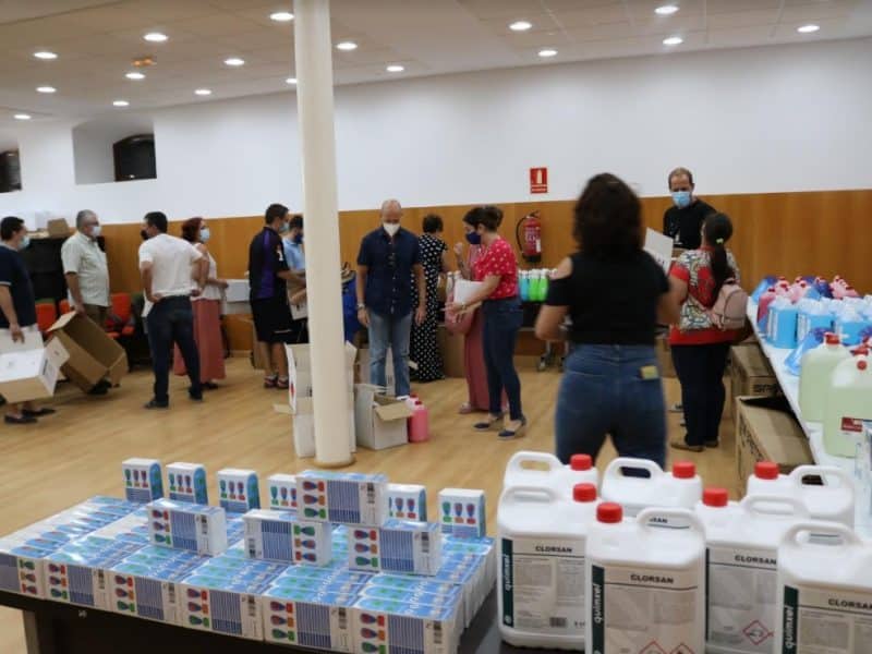 Reparto de material anticovid-19 del Ayuntamiento de San Juan a los colegios.