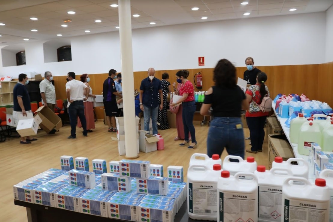 Reparto de material anticovid-19 del Ayuntamiento de San Juan a los colegios.