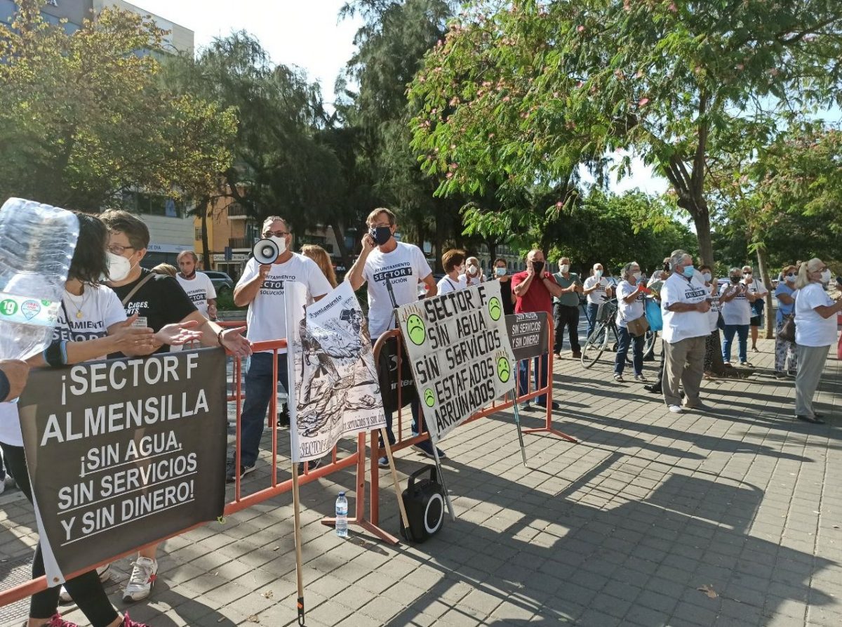Vecinos del Sector F de Almensilla protestan frente a la Diputación de Sevilla. Foto de Adelante.
