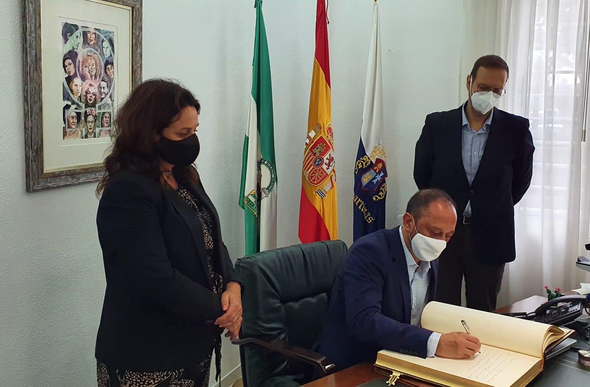 Gómez de Celis firma el libro de visitas del Ayuntamiento de Espartinas junto a la alcaldesa Cristina Los Arcos.