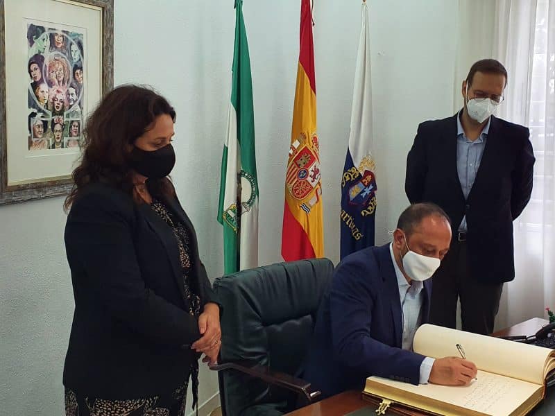Gómez de Celis firma el libro de visitas del Ayuntamiento de Espartinas junto a la alcaldesa Cristina Los Arcos.