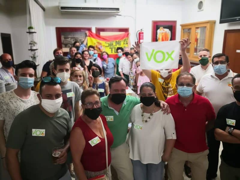Miguel Ángel Pereda, de rojo y segundo por la derecha, en un encuentro de militantes de VOX el pasado mes de julio.