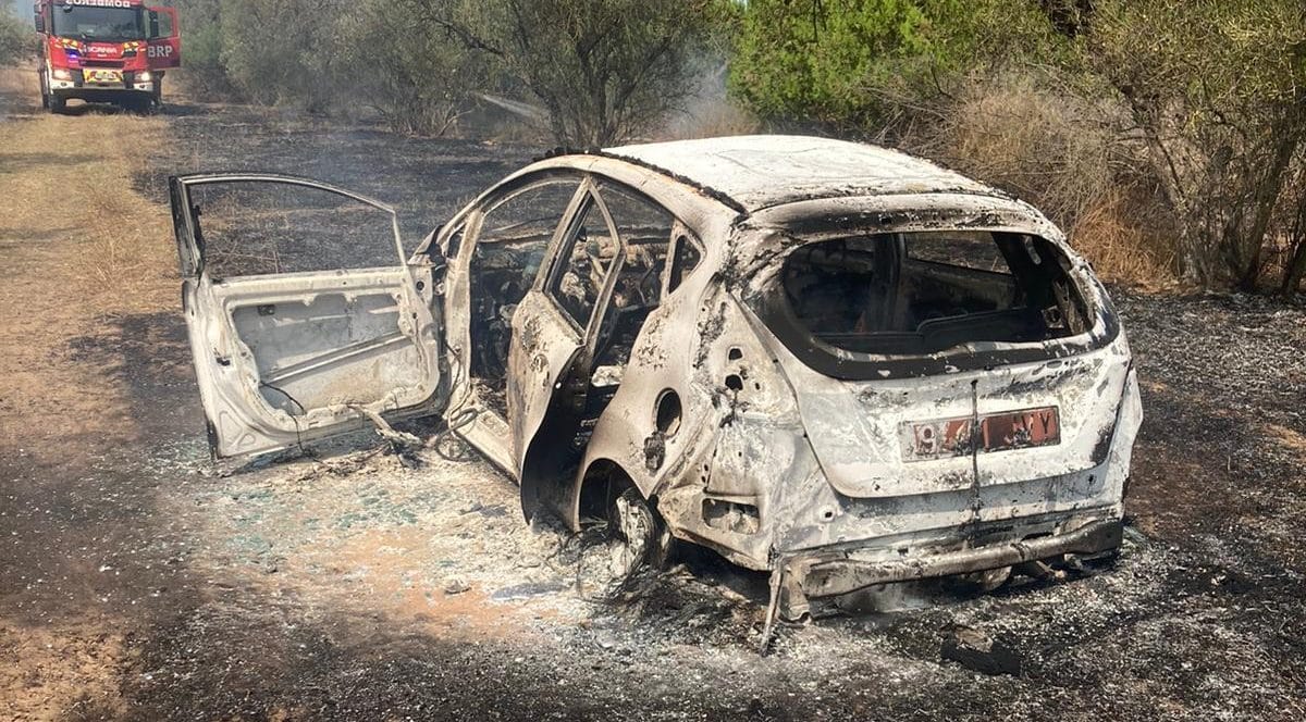 Coche abandonado y quemado en el Aljarafe el pasado mes de septiembre.