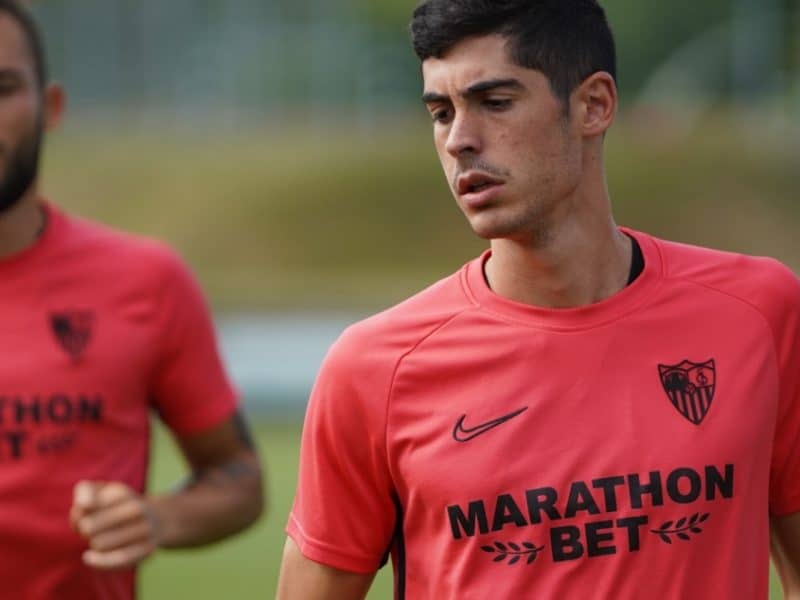Carlos Fernández durante un entrenamiento con el Sevilla. Foto del Sevilla FC