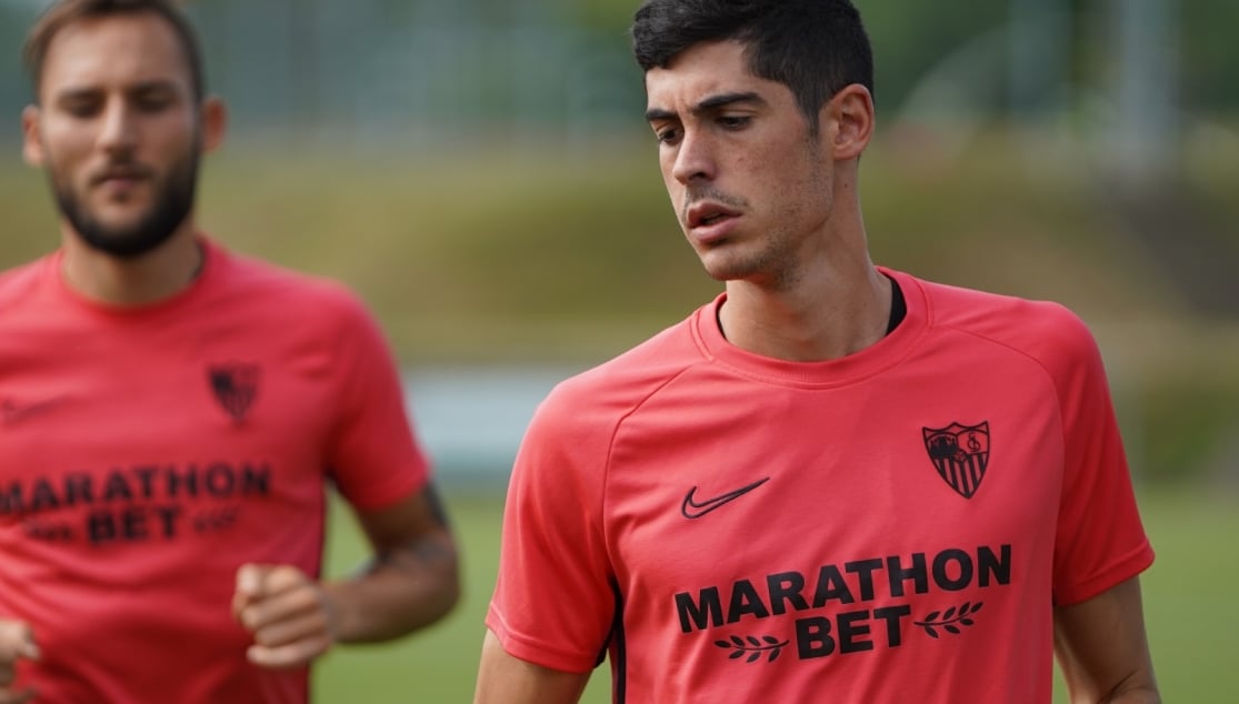 Carlos Fernández durante un entrenamiento con el Sevilla. Foto del Sevilla FC