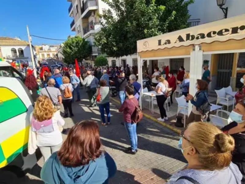 Imagen de la concentración frente al centro de salud. Foto del PSOE.