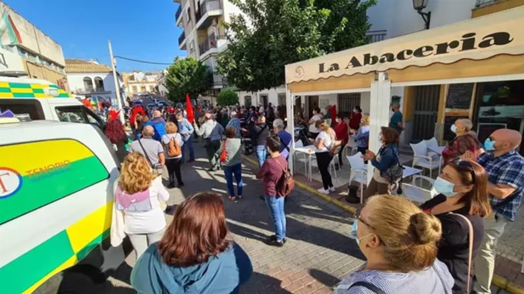 Imagen de la concentración frente al centro de salud. Foto del PSOE.