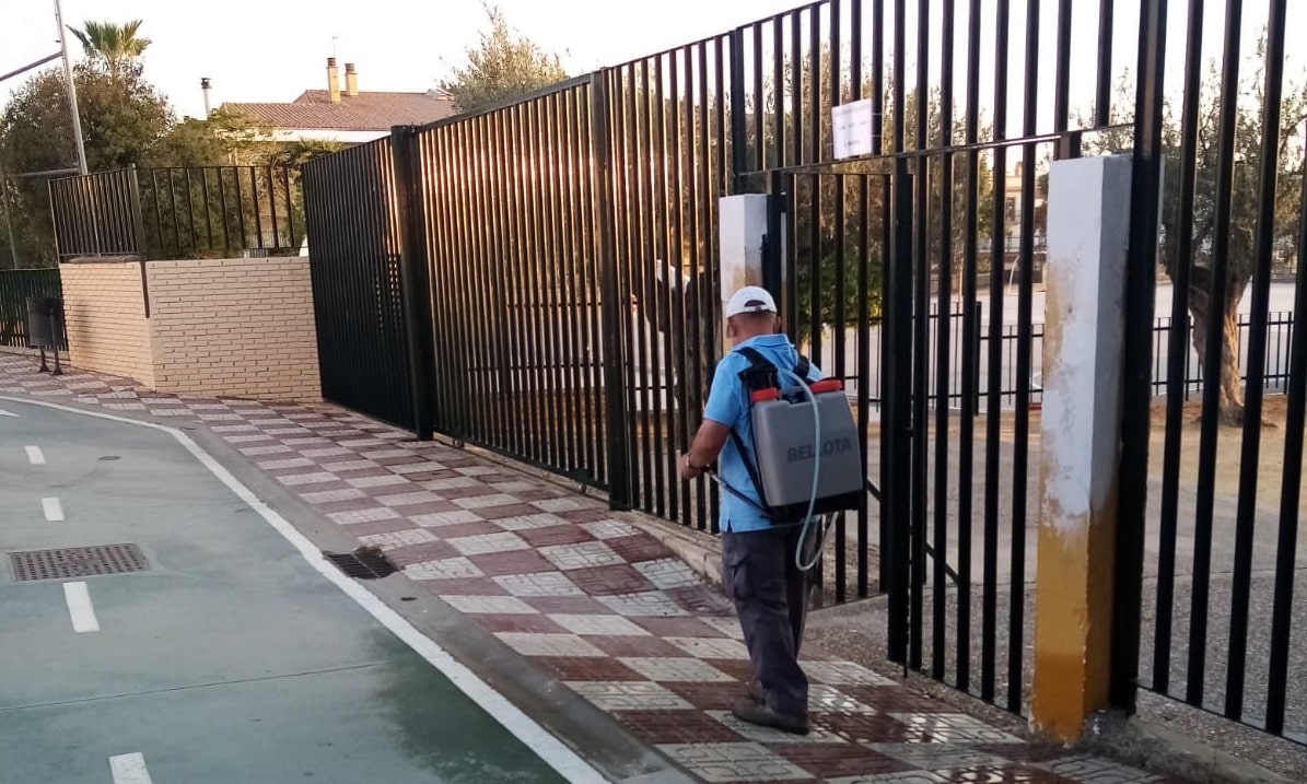Desinfección en uno de los centros educativos de Olivares