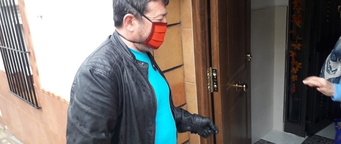 Un voluntario atiende a un vecino de San Juan. Foto: Ayto. San Juan de Aznalfarache