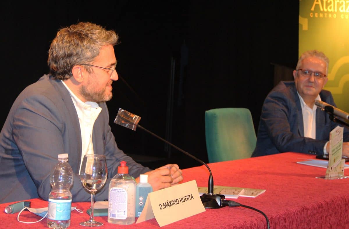 Máximo Huerta junto a Francisco Molina, alcalde de Bormujos.