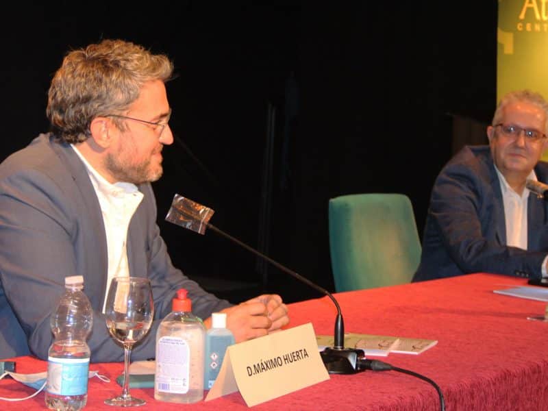 Máximo Huerta junto a Francisco Molina, alcalde de Bormujos.