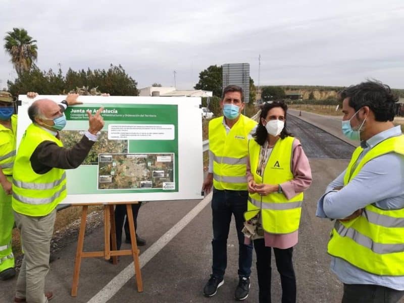 La delegada territorial de Fomento, Susana Cayuelas, visita las obras de las variantes oeste y sur de Pilas