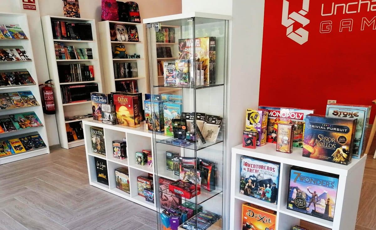 Interior de la tienda Unchained Games, especializada en juegos de mesas, cómics y merchandising.