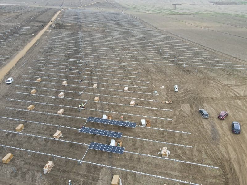 Da comienzo la instalación de los paneles solares. Foto: Ayto. Sanlúcar la Mayor.