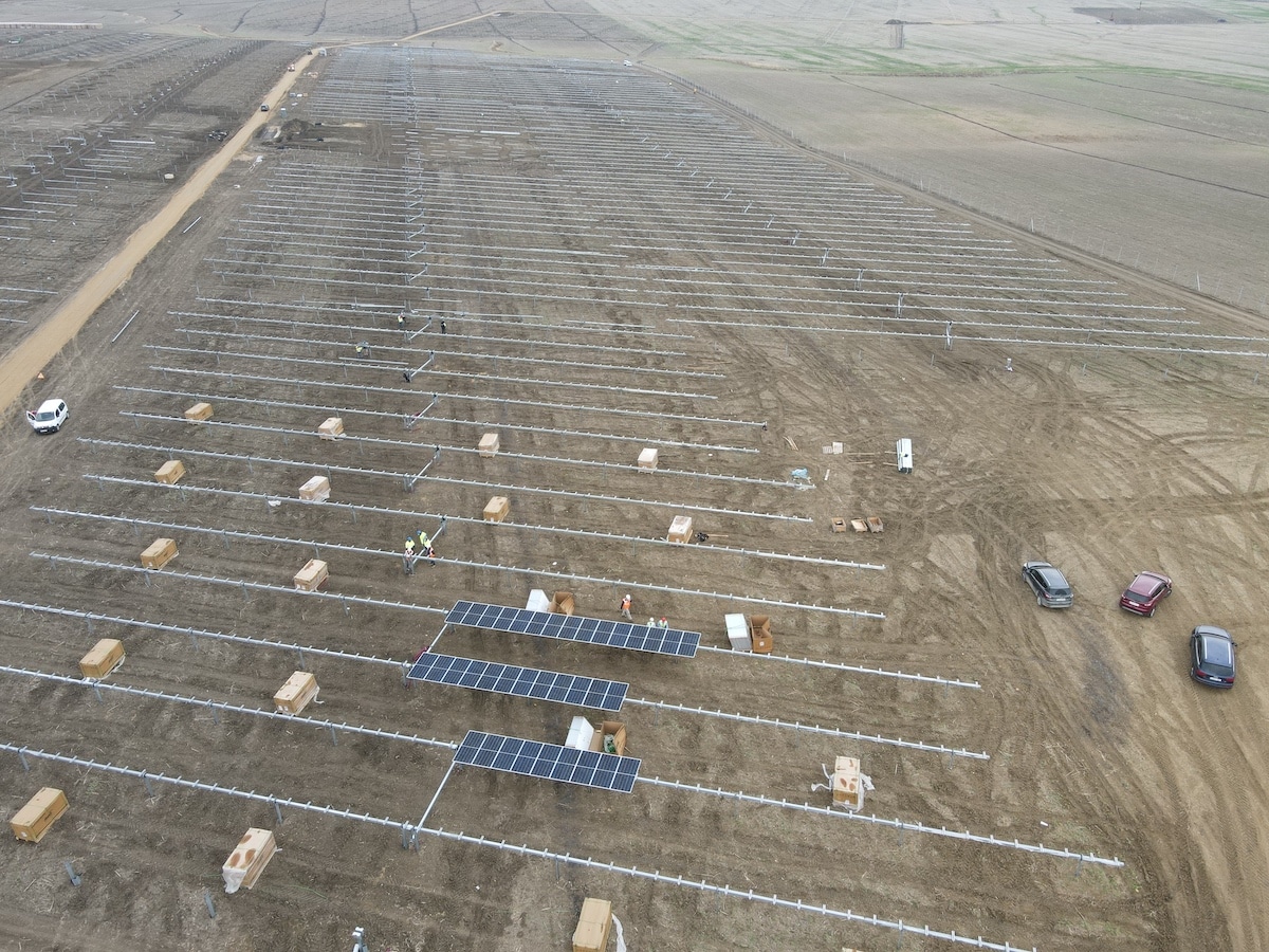 Da comienzo la instalación de los paneles solares. Foto: Ayto. Sanlúcar la Mayor.