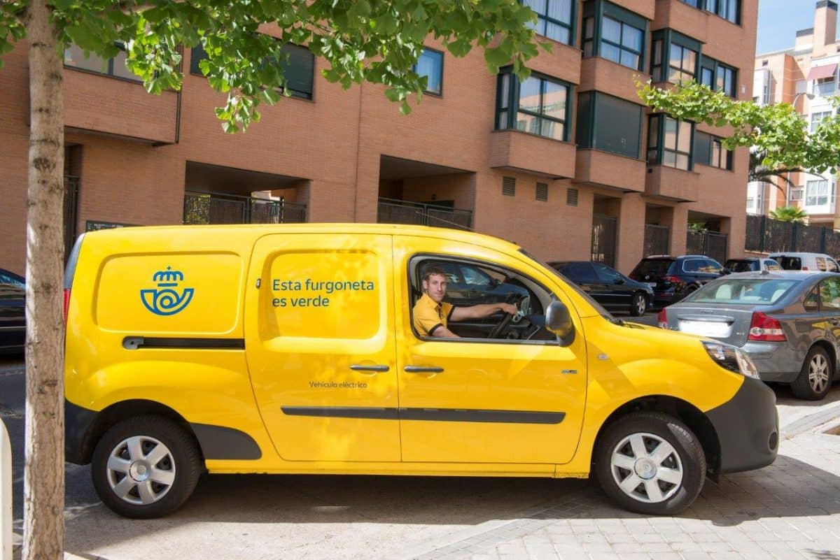 Una de las nuevas furgonetas eléctricas de Correos. Foto: Correos.