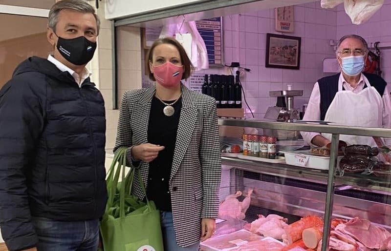 El alcalde Antonio Valverde y la concejala de Desarrollo Local, Victoria Arellano junto a una carnicería.