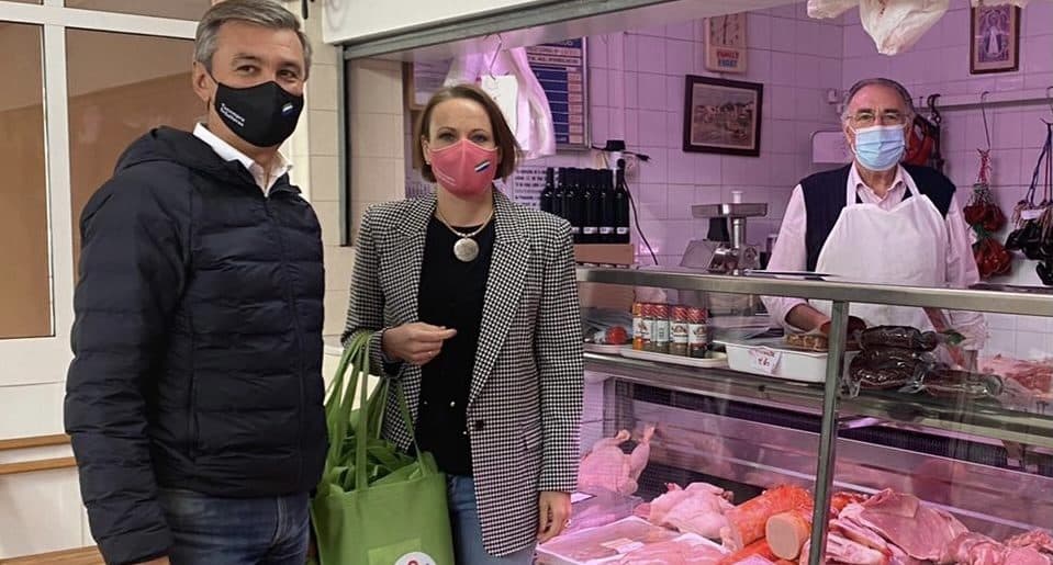 El alcalde Antonio Valverde y la concejala de Desarrollo Local, Victoria Arellano junto a una carnicería.