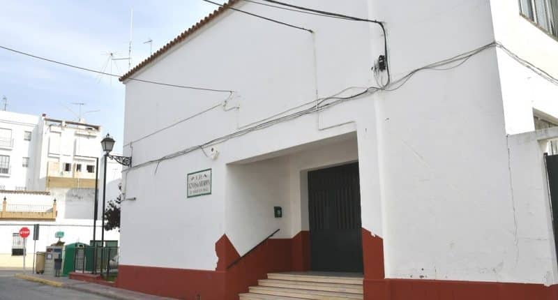 El antiguo colegio Tomás Ybarra, en Tomares. Foto: Ayto. Tomares.