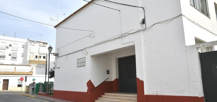 El antiguo colegio Tomás Ybarra, en Tomares. Foto: Ayto. Tomares.