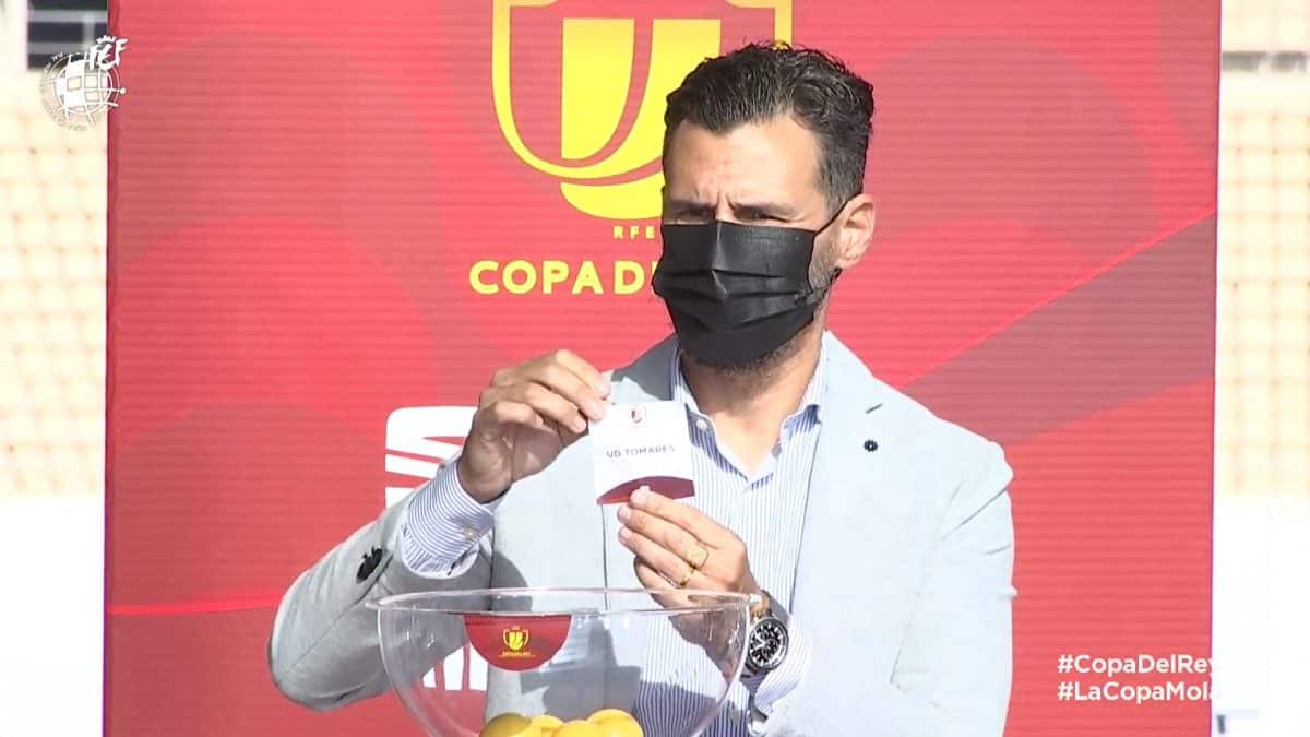 Capi extrae la bola del UD Tomares en el sorteo de la Copa del Rey.