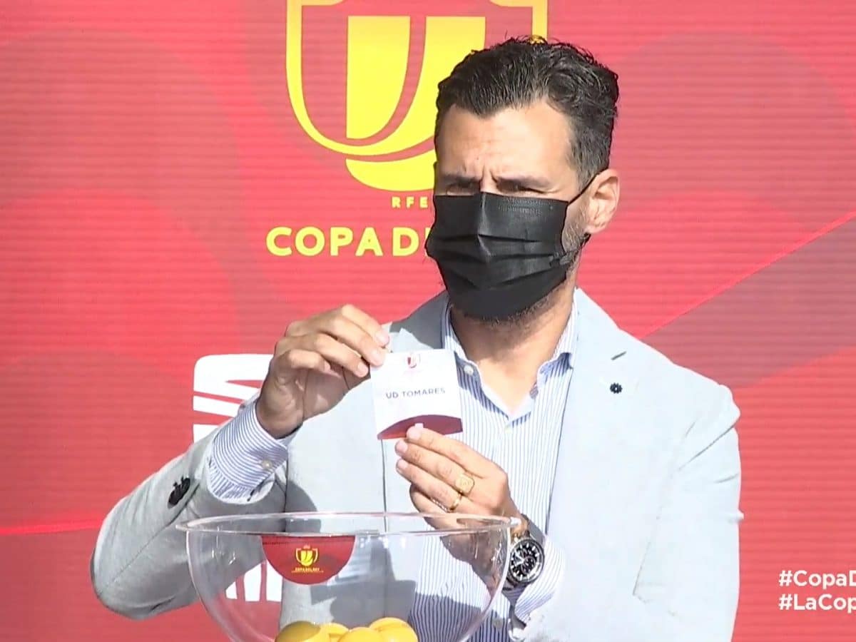 Capi extrae la bola del UD Tomares en el sorteo de la Copa del Rey.