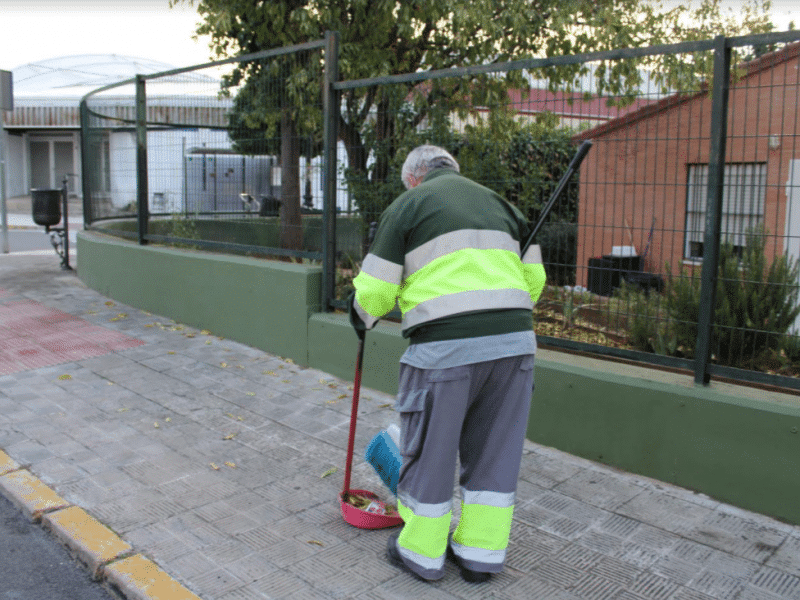 Un trabajado del Ayuntamiento de Gines. Foto: Ayto. Gines