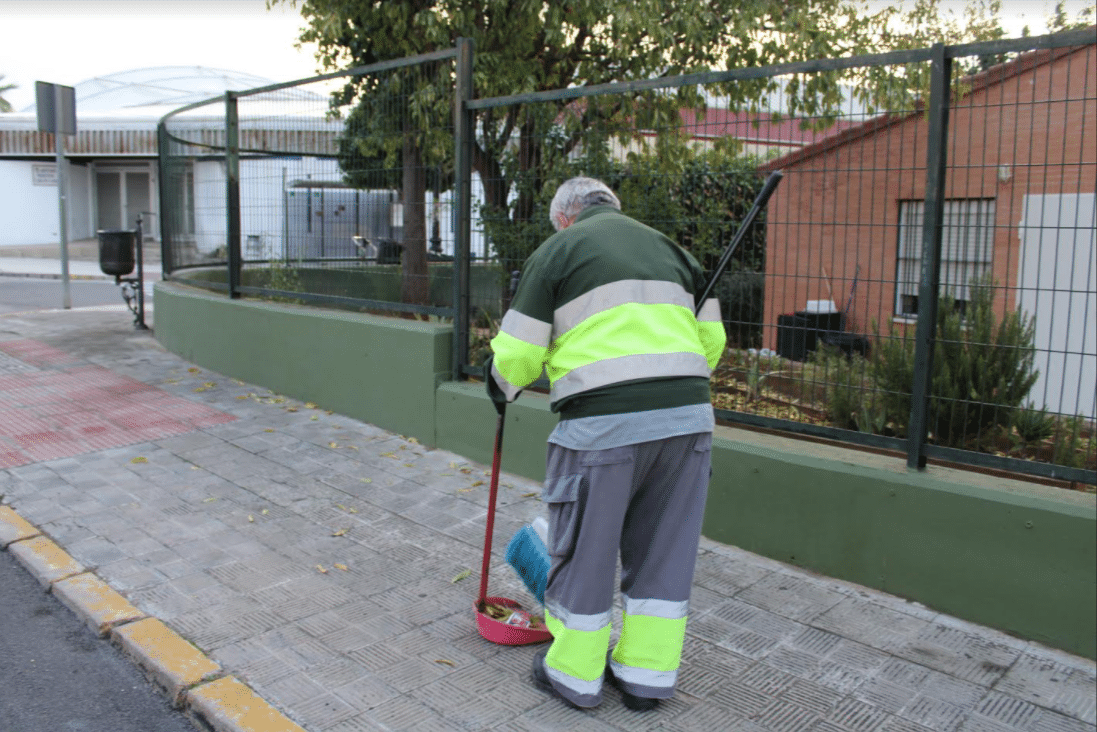 Un trabajado del Ayuntamiento de Gines. Foto: Ayto. Gines
