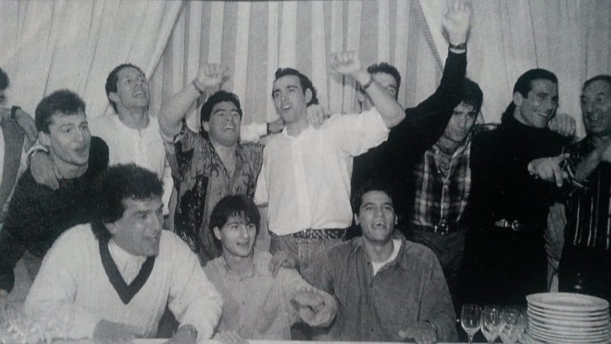 Maradona junto a Monchi y otros jugadores del Sevilla durante una fiesta en su casa del Aljarafe. Foto de A la Contra.