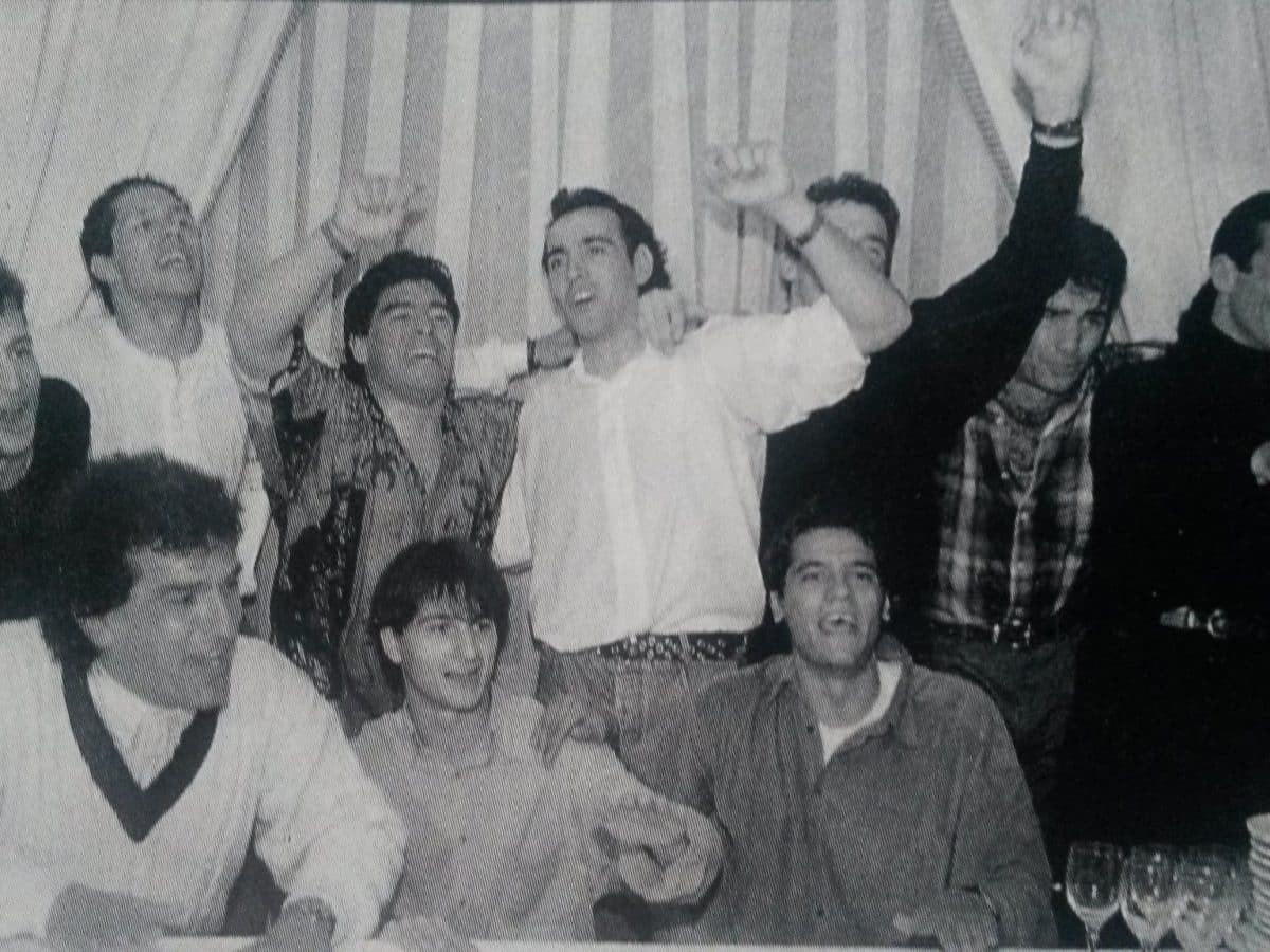 Maradona junto a Monchi y otros jugadores del Sevilla durante una fiesta en su casa del Aljarafe. Foto de A la Contra.