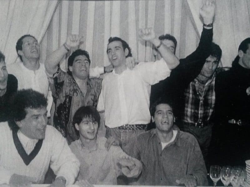 Maradona junto a Monchi y otros jugadores del Sevilla durante una fiesta en su casa del Aljarafe. Foto de A la Contra.