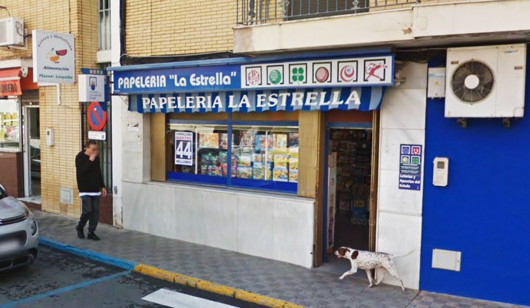 Papelería La Estrella de Coria del Río que ha repartido el segundo premio de la Lotería Nacional.