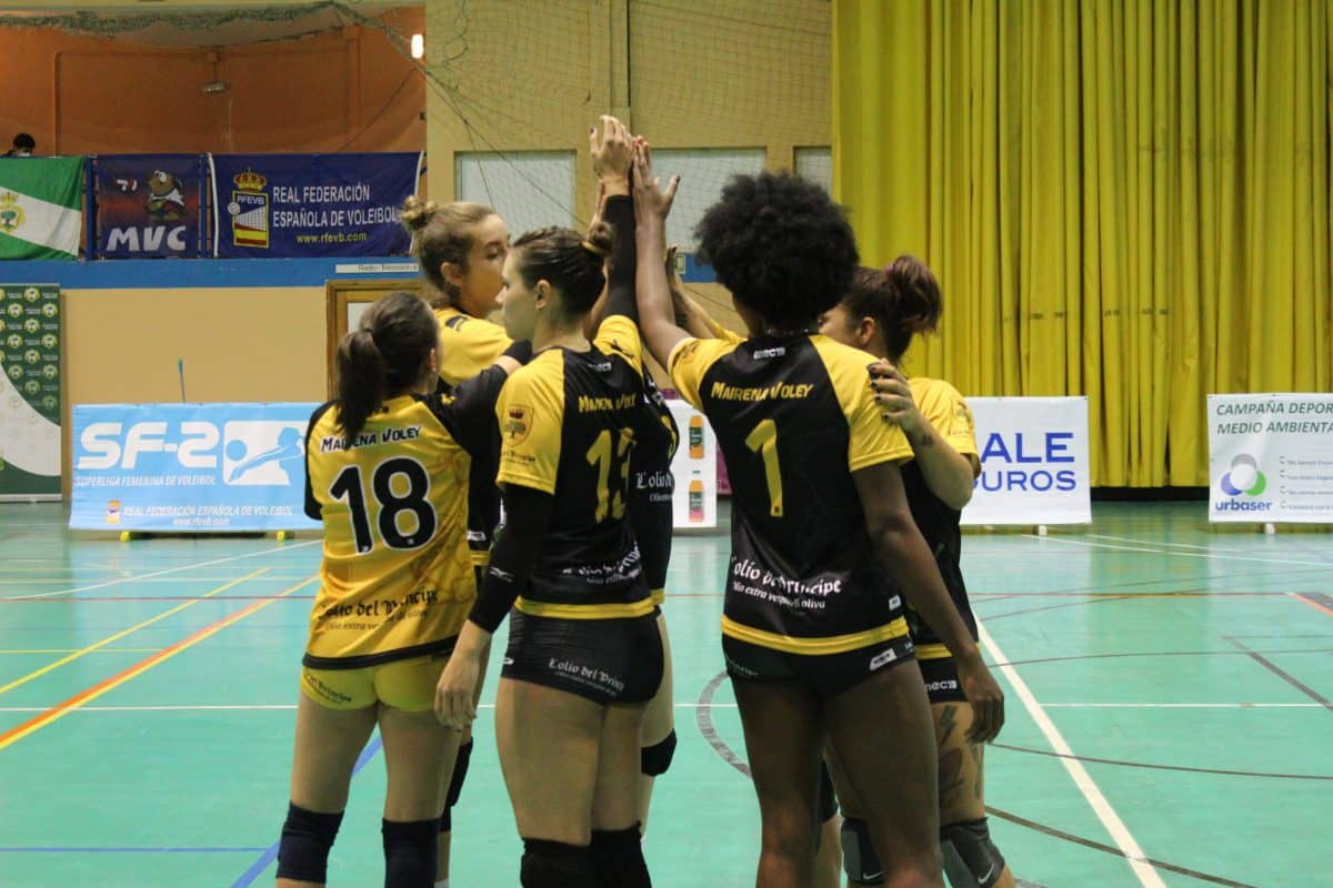 Las guerreras del Mairena Voley se conjuran antes de un partido.