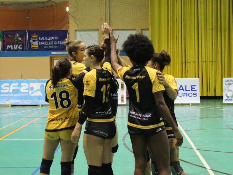 Las guerreras del Mairena Voley se conjuran antes de un partido.