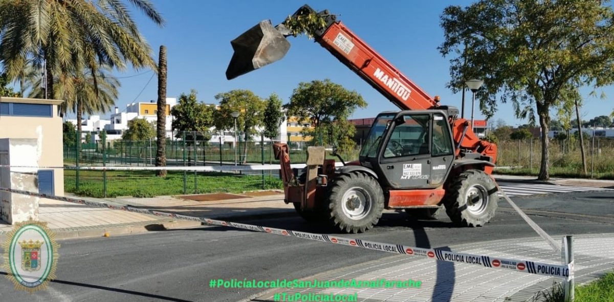 La máquina telescópica de construcción, intervenida y custodiada en San Juan. Foto Policía Local.