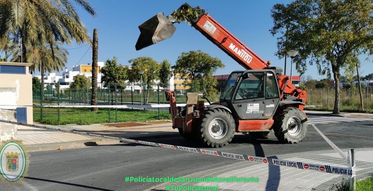 La máquina telescópica de construcción, intervenida y custodiada en San Juan. Foto Policía Local.