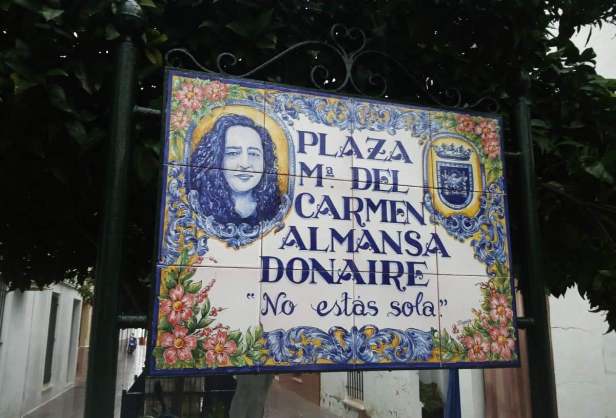 Cerámica que rotula la plaza María del Carmen Almansa Donaire en Sanlúcar.